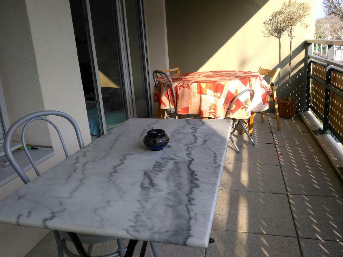 Appartement F3 Avec Parking Privee Сен-Приест Екстериор снимка