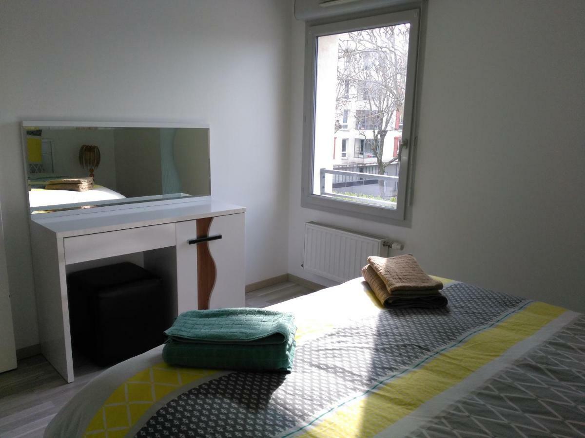Appartement F3 Avec Parking Privee Сен-Приест Екстериор снимка