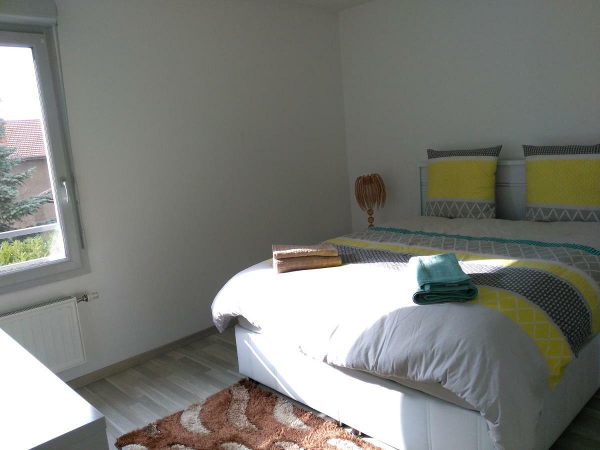 Appartement F3 Avec Parking Privee Сен-Приест Екстериор снимка